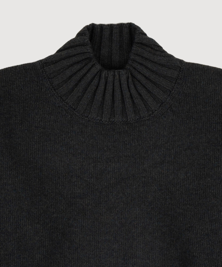 Lässiger Pullover mit Stehkragen