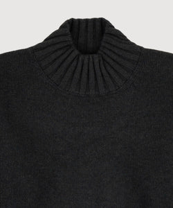 Lässiger Pullover mit Stehkragen