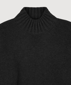Lässiger Pullover mit Stehkragen