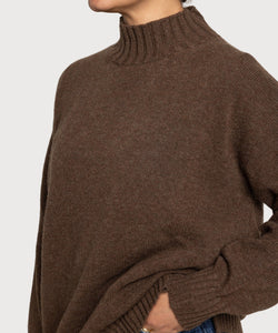 Lässiger Pullover mit Stehkragen