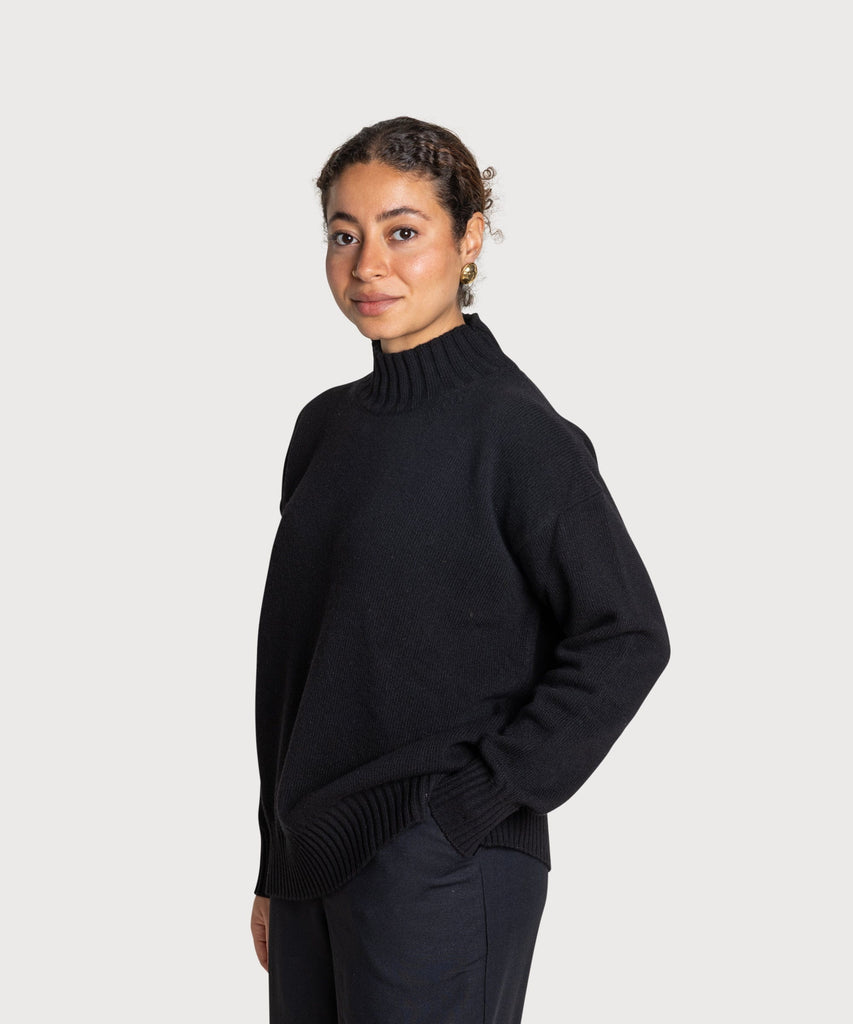 Lässiger Pullover mit Stehkragen